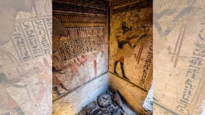 Live aus Ägypten: Archäologen entdecken gut erhaltene Mumie in Sarkophag