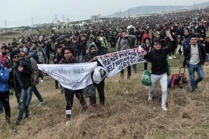 "Öffnet die Grenzen": Migranten in Griechenland wollen Polizeisperren durchbrechen + Video