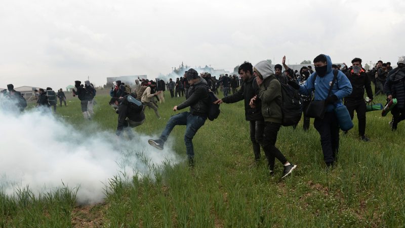 Steine, Tränengas und Blendgranaten: Erneut Aufstände in Griechenland – Migranten wollen über die Grenze