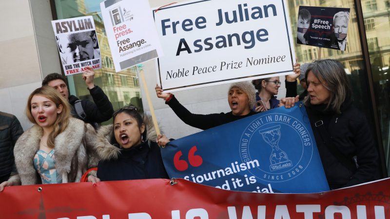Vater von Wikileaks-Gründer Assange bittet Merkel um Hilfe