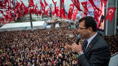 Istanbuls neuer Bürgermeister feiert mit hunderttausenden Anhängern „Neuanfang“