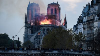 Notre-Dame brennt – erste emotionale Reaktionen von französischen Politikern