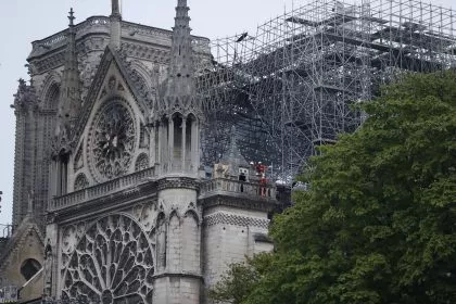 Notre-Dame: Brand ist gelöscht – Einsturzgefahr bleibt bestehen – Erste Vermutungen zur Brandursache