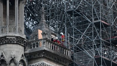 Rätsel um Brandursache von Notre-Dame – Video-Aufnahmen beweisen Person auf Kirchendach