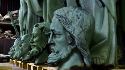 Statuen von Aposteln und Evangelisten entgehen Feuer von Notre-Dame