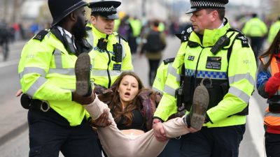An Börse angeleimt und festgekettet: 11 Tage dauernde Klimaproteste legen London lahm