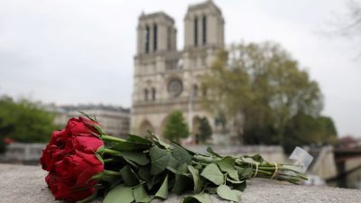 Präsident Macron zeichnet Retter von Notre-Dame aus