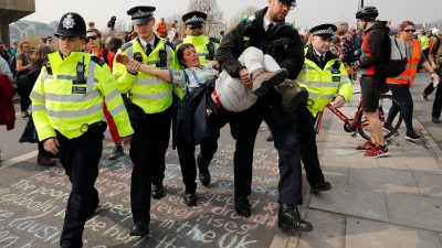 Gesetzwidriges Verhalten wird nicht toleriert: Londoner Polizei nahm bereits fast 450 Klima-Aktivisten fest