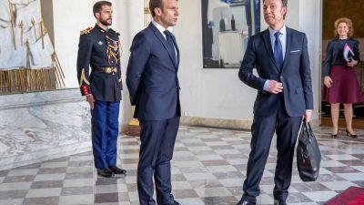 Macron macht Gelbwesten Zugeständnisse: Steuersenkungen, Referenden und Schließung der Kaderschmiede