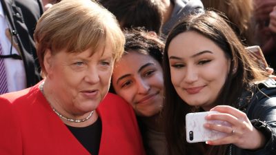 Kanzlerin auf Stippvisite in Berliner Schule: „Es ist wichtig, dass ihr uns Dampf macht“