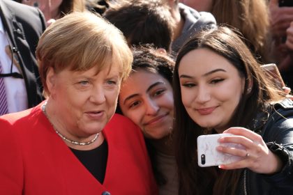 Kanzlerin auf Stippvisite in Berliner Schule: „Es ist wichtig, dass ihr uns Dampf macht“