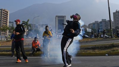 Eskalation in Caracas: Polizei setzt Tränengas gegen Demonstranten ein – es fallen Schüsse
