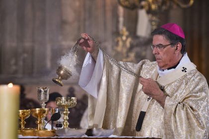 Geistig Verwirrter stört orthodoxe Ostermesse in München – Besucher fliehen in Panik