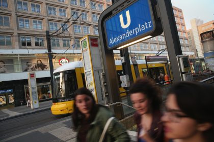 Berliner U-Bahnlinie offenbar wegen bröckelnder Tunneldecke unterbrochen