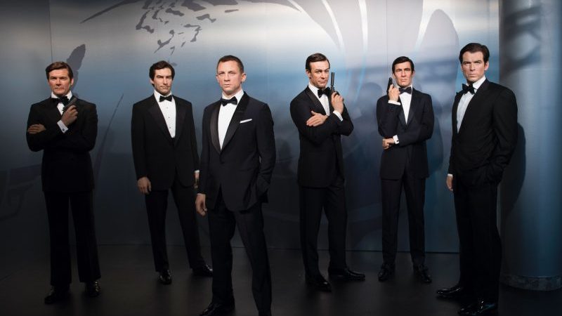 Die Wachsfiguren der James-Bond-Darsteller (L-R) Roger Moore, Timothy Dalton, Daniel Craig, Sean Connery, George Lazenby und Pierce Brosnan wurden 2016 in Berlin im Wachsfigurenkabinett Madame Tussauds präsentiert.