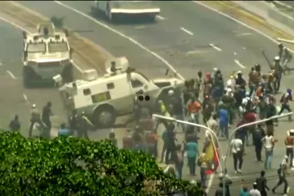 Venezuela: Panzerfahrzeug rast bei Protest in Menschenmenge und überrollt Demonstranten
