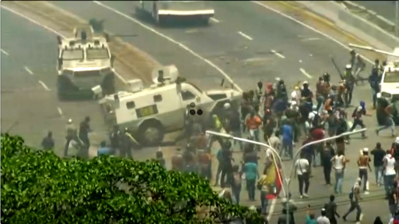 Venezuela: Panzerfahrzeug rast bei Protest in Menschenmenge und überrollt Demonstranten