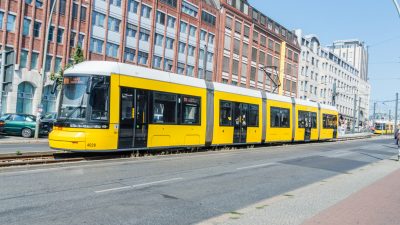 Nürnberg: Dreistes Kindertrio stieß Kontrolleur (58) aus Straßenbahn
