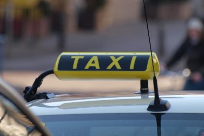 Bei Unfallaufnahme: Taxifahrer verlangt nach „richtiger Polizei“, weil „Frauen in diesem Job nichts verloren haben“