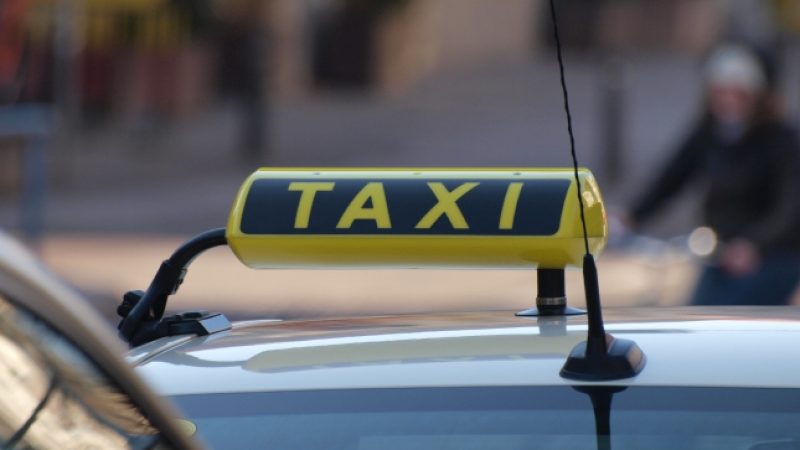 Bei Unfallaufnahme: Taxifahrer verlangt nach „richtiger Polizei“, weil „Frauen in diesem Job nichts verloren haben“