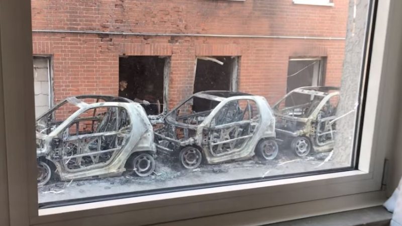 Politischer Brandanschlag in Essen: Feuerteufel zündeten drei Wahlkampf-Fahrzeuge der AfD an