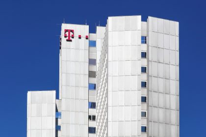 Finanzminister will Einfluss bei Post und Telekom ausweiten