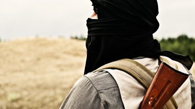 Afghanisches Mädchen erschießt Taliban-Kämpfer wegen Mordes an seinen Eltern
