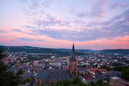 Eifersuchtsdrama in Marburg: Syrer sticht Ehefrau nieder und flüchtet mit den Kindern