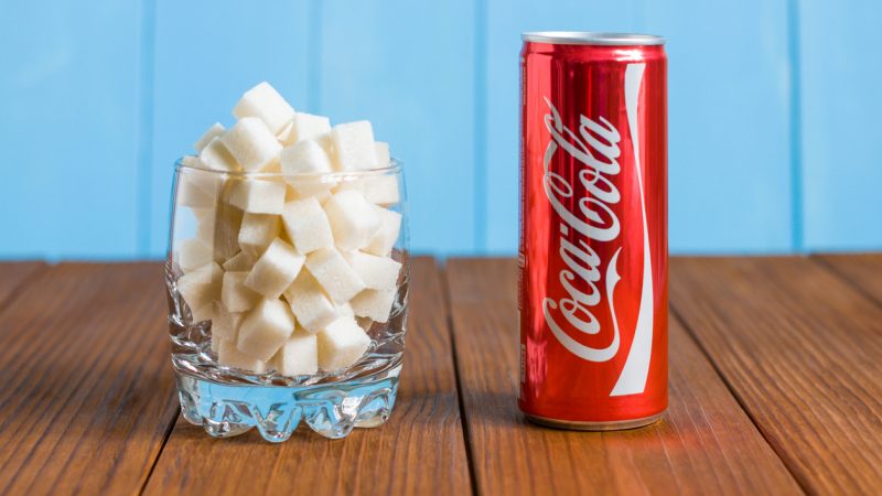 Das Cola-Experiment – Was passiert mit Ihrem Körper, wenn Sie zehn Dosen Cola am Tag trinken?