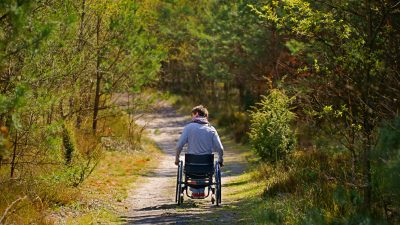 Rollstuhlfahrer in Baden-Württemberg aus misslicher Lage befreit