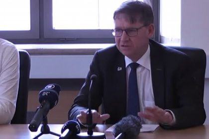 Nach Messer-Mord in Donauwörth: Statt Abschiebung nun Psychiatrie – Pressekonferenz im Landratsamt