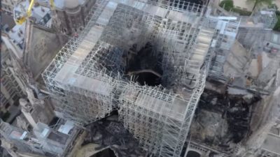 Gut eine Woche nach verheerendem Brand: Notre-Dame erhält Plastikplane zum Schutz