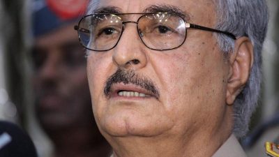 Libyens abtrünniger General marschiert auf Tripolis vor