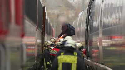 Bahn-Chaos in NRW – Gerissene Oberleitung legt ICE lahm