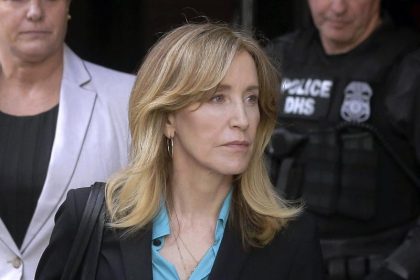„Desperate Housewife“ Felicity Huffman bekennt sich im Uni-Skandal der Bestechung für schuldig