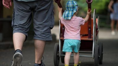 Elterngeld: Tendenz bei Vätern steigend – Mütter bevorzugen längere Pause