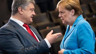 Kurz vor Stichwahl: Merkel und ukrainischer Präsident Poroschenko treten vor die Presse