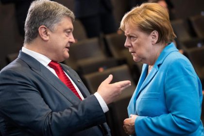 Kurz vor Stichwahl: Merkel und ukrainischer Präsident Poroschenko treten vor die Presse