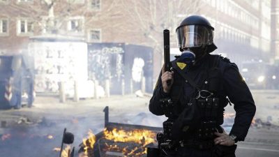 Kopenhagener Einwandererviertel: Rechter Politiker tritt auf – Gegner attackieren Polizei und setzen Autos in Brand