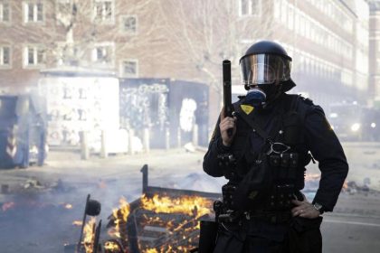 Kopenhagener Einwandererviertel: Rechter Politiker tritt auf – Gegner attackieren Polizei und setzen Autos in Brand
