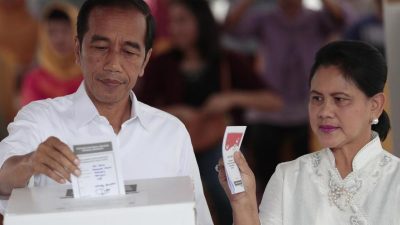 Präsidentenwahl in Indonesien: Favorit und Amtsinhaber Joko Widodo tritt mit streng islamischen Vize an