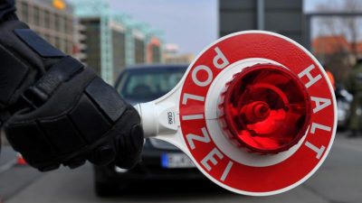 Aggressive Stimmung: 50 Männer umzingeln Polizisten bei Verkehrskontrolle in Mülheim