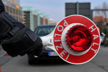 Aggressive Stimmung: 50 Männer umzingeln Polizisten bei Verkehrskontrolle in Mülheim