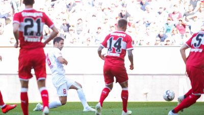 Historisches VfB-Debakel in Augsburg – FCA quasi gerettet