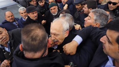 Türkischer Oppositionsführer in Ankara von Mob angegriffen