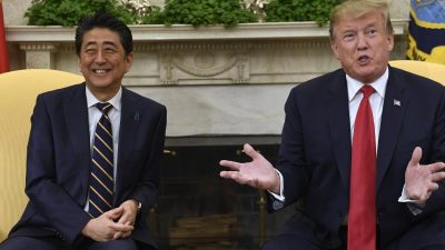 Japans Regierungschef Abe zu Gesprächen bei Trump