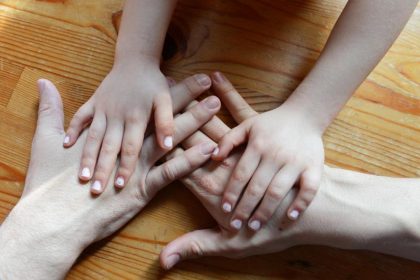 11-Jährige springt Schulleiterin in die Arme – Kamera zeigt berührenden Moment nach Adoptionsurteil