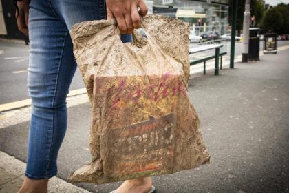 Auch biologisch abbaubare Plastiktüten belasten die Natur