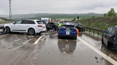 Zwei Tote und viele Verletzte bei Unfällen auf Autobahnen