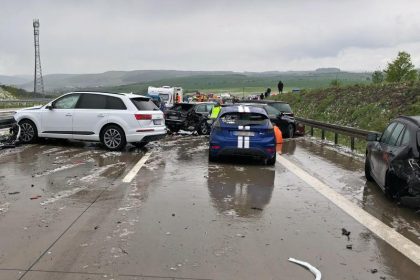 Zwei Tote und viele Verletzte bei Unfällen auf Autobahnen